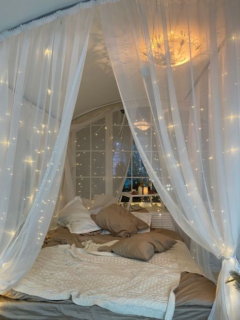 French Aesthetic Bedroom Decor, Aesthetic Bedroom Canopy, Aesthetic Canopy Bedroom, Aesthetic Bett, Bett Aesthetic, Bed Canopy Aesthetic, Dreamy Room Cozy Bedroom, Canopy Bed Aesthetic, Paint Ideas Bedroom