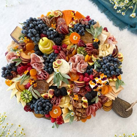 Bridal Shower Charcuterie Board, Bridal Shower Charcuterie, Shower Charcuterie Board, Perfect Charcuterie Board, Cheese Charcuterie Board, Beautiful Cheese Board, Charcuterie Board Ideas, Thanksgiving Dinner Party, Sliced Pears