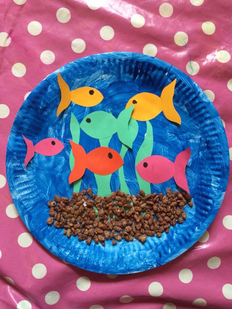 Glue, paper plate, paints and paper...plus coco pops make for a great fish tank Fish Tank Craft For Preschool, Fish Aquarium Craft Preschool, Paper Plate Fish Bowl Craft, Paper Plate Fish Crafts For Kids, Paper Plate Aquarium Craft, Sea Animals Preschool, Ocean Animal Paper Plate Craft, Animal Habitats Preschool, Preschool Classroom Rules