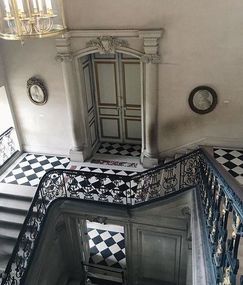 Staircase to the past. #versailles #mytinyatlas Historic Home Decor, Luxury Marble Flooring, Black And White Floor, Classic Couture, Alice In Wonderland Alice, Alice In The Wonderland, Wonderland Alice, Alice Madness Returns, Alice Madness