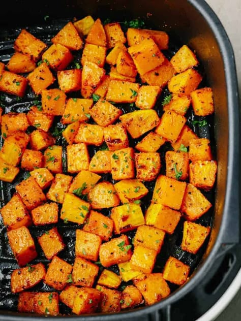 This easy air fryer butternut squash is tender and savory and makes the BEST side dish to any meal! Seasoned with delicious spices the air fryer cooks this squash to perfection. Air Fryer Philips, Hot Air Fryer Recipes, Air Fryer Butternut Squash, Butternut Squash Recipes Healthy, Squash Recipes Healthy, Savory Butternut Squash, Air Fryer Recipes Chicken Breast, Air Fryer Veggies, Hot Air Fryer