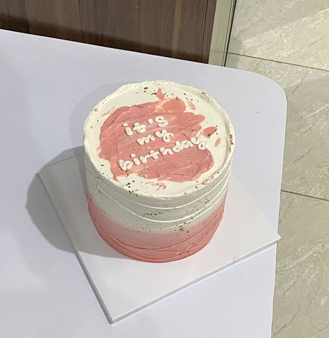 Korean birthday cake Simple Pink And White Cake, Pink Birthday Cake Aesthetic, Korean Birthday Cake Aesthetic, Korean Birthday Cake, Aesthetic Birthday Cake, Birthday Cake Aesthetic, Girly Birthday Cakes, Pink Ombre Cake, Circle Cake