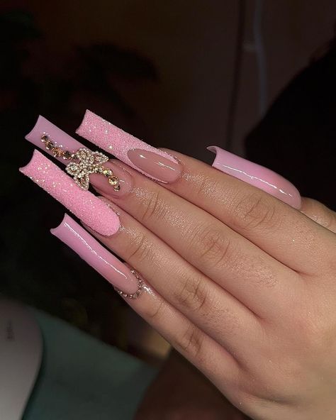 Pixie Glitter Nails, Light Pink Nails With Glitter, Pink Nail Design Ideas, Pink Oval Nails, Bubblegum Pink Nails, Pink Nail Design, Short Pink Nails, Barbie Pink Nails, Fye Nails