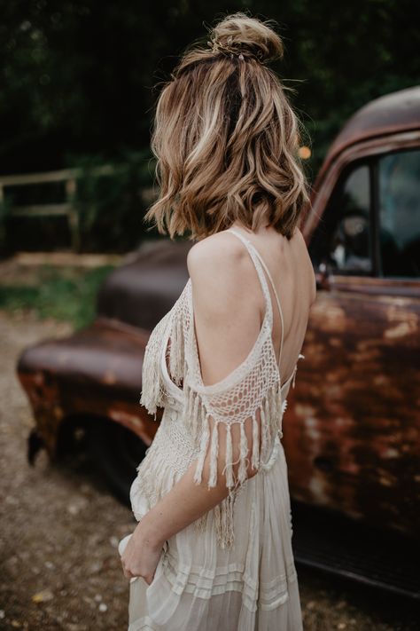 Boho Bride Hairstyles Medium Length, Boho Hairstyles For Short Hair, Boho Short Hair, Hairstyle Short Hair, Top Knot Hair, Waves Hairstyle, Boho Waves, Cool Hairstyles For Girls, Hair Garland