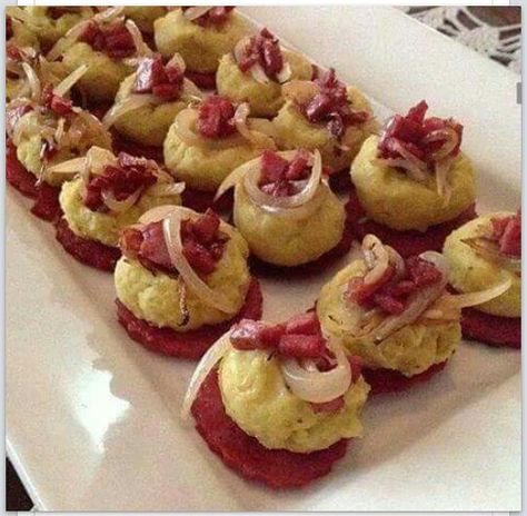 Dominican inspired appetizer: salami,  traditional mangu (mashed plantains) and sauteed onions Chicken Chicharrones, Dominican Dish, Dominicano Recipes, Mashed Plantains, Sauteed Onions, Chicken And Beef, Sunday Dinners, Dominican Food, Spanish Dishes