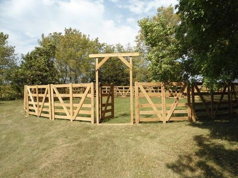 Round Pens For Horses, Paddock Trail, Horse Pens, Horse Fence, Horse Corral, Horse Arena, Horse Shelter, Dream Horse Barns, Horse Facility