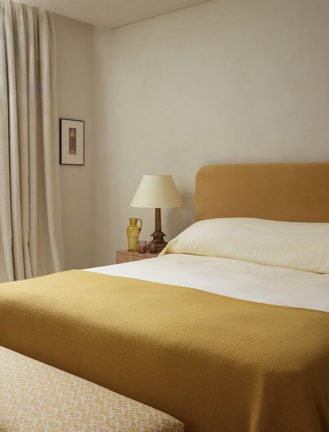 Love this simple tapered edge headboard by Rose Uniacke with clean ecru linens and matching marigold blanket. #details #simplicity #beds #tonality #interiordesign Minimalism Living, Rose Uniacke, Interior Minimalista, Eclectic Bedroom, Yellow Bedroom, Classic Bedroom, Elegant Bedroom, Elegant Interiors, Cheap Decor