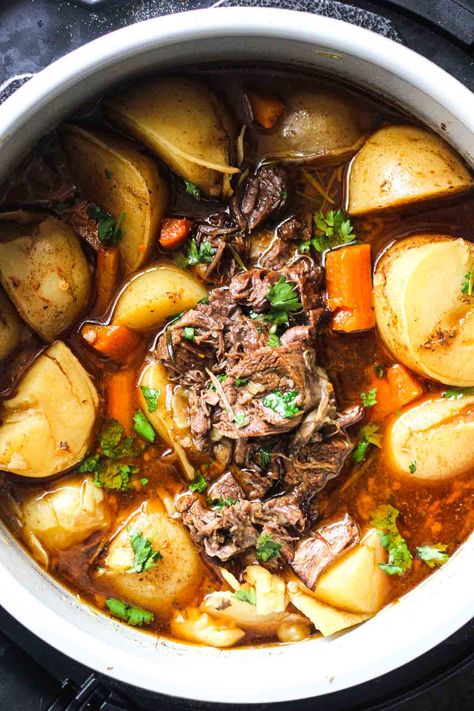 Chuck pot roast in Ninja Foodi pressure cooker - The Top Meal Beef Stew Chuck Roast, Chuck Roast Recipe, Beef Loin, Ninja Cooking System Recipes, Chuck Roast Recipes, Beef And Potatoes, Beef Chuck Roast, Roast Recipe, Pot Roast Recipes