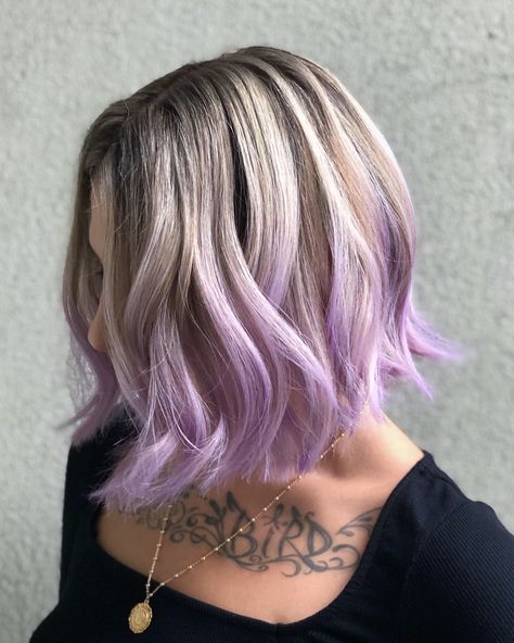 Platinum And Lilac Hair, Lilac Purple Hair Highlights, Blonde And Lilac Hair Ombre, Purple Highlights Blonde Hair Short, Lilac Highlights Blonde Short Hair, Lavender Money Piece Hair Blonde, Blonde And Lilac Hair Highlights, Blonde Hair With Lilac Highlights, Blonde And Purple Balayage