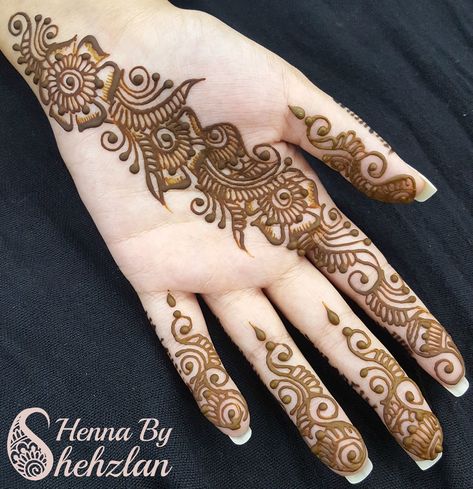 Front Bail Mehndi Design, One Side Henna Design, Front Side Hand Mehndi Design, Mhendi Design Simple Bail, Arabic Bail Mehndi, Bail Mehendi Designs, Mehandi Bail Design, Mehendi Designs For Hands Front Side, Mhndi Dsgns Simple Front Hand