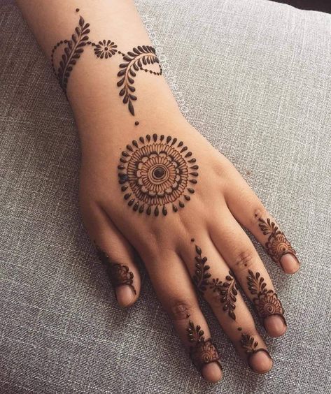 Henne Tattoo, Beautiful Mehndi Designs, Henna Tattoo Designs Hand, Beginner Henna Designs, Simple Mehndi Designs Fingers, Very Simple Mehndi Designs, Pretty Henna Designs, Full Mehndi Designs, Mehndi Designs Front Hand