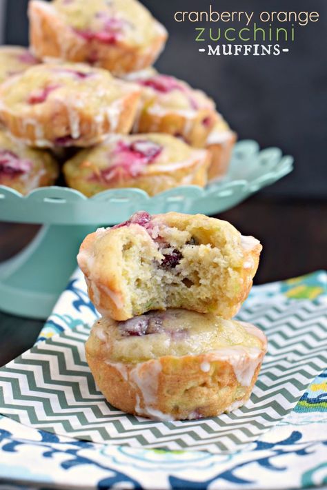 These Cranberry Orange Zucchini Muffins are packed with flavor! And that orange glaze is a perfect finish! Cranberry Zucchini Muffins, Cranberry Zucchini Bread, Orange Zucchini, Bread Desserts, Zucchini Recipes Dessert, Cranberry Orange Muffins, Orange Muffins, Pane Dolce, Shugary Sweets