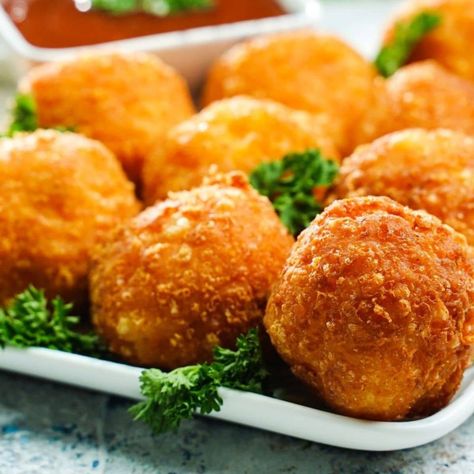 Copycat cheese boulders are the perfect combination of melty cheese on the inside with a crisp outside ideal for snacking! Buckhead Cheese Boulders, Fried Pimento Cheese Balls, Cheddar Cheese Ball Recipes, Fried Appetizers, Melted Cheese Sauce, Cheddar Cheese Ball, Fried Ham, Fair Foods, Deep Fried Appetizers