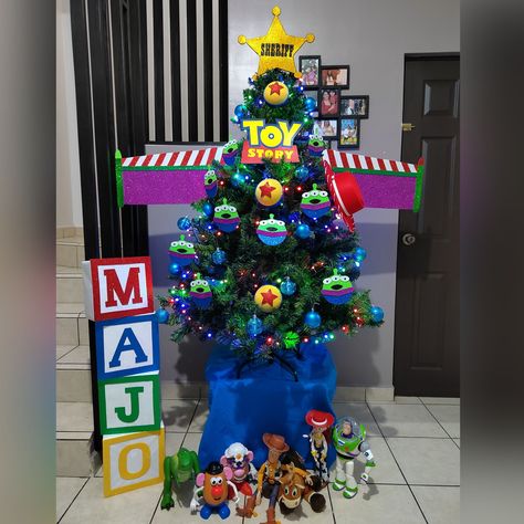 Christmas Tree For Baby Boy, Toy Story Tree, Toy Story Christmas Tree Ideas, Toy Story Christmas Tree, Jeep Decor, Christmas Toy Story, Disney Christmas Decorations, Cartoon Christmas Tree, Christmas Decorations Apartment