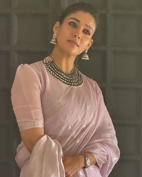 𝓝𝓪𝔂𝓪𝓷𝓽𝓱𝓪𝓻𝓪🖤 | ❤️ | Instagram Nayanthara Saree Blouses, Vintage Blouse Designs For Saree, Nayanthara Saree Look, Nayantara In Saree, Nayanthara Saree, Nayanthara In Saree, Choli Pattern, Saree Pose, Saree Function