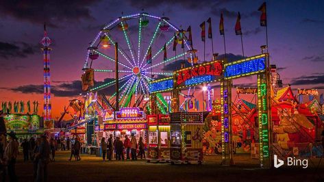 If it's summer, there's a fair going on somewhere. Looking at this photo, you can practically smell the cotton candy, hear the sonic bl... Fair Lights, State Fairs, Dark Carnival, Carnival Lights, Travel Tuesday, Carnival Art, Ferris Wheels, Picture Composition, City Games