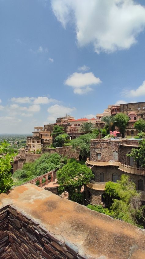 fort cum heritage hotels>>>>>>> ⚓is Neemrana Fort in your bucket list???? it should be, just saying. Neemrana Fort, Heritage Hotel, Desi Aesthetic, Just Saying, Desi, Bucket List, Fort, Hotel, House Styles