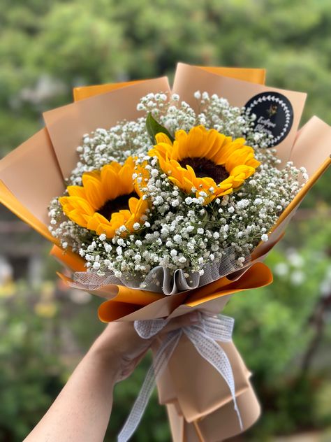 Sunflower And Baby Breath Bouquet, Small Sunflower Bouquet, Mini Sunflower Bouquet, Sunflower Bouquet Aesthetic, Sunflowers Bouquet, Sunflower Bridal Bouquet, Diy Bouquet Wrap, Mini Sunflowers, Yellow Bouquets