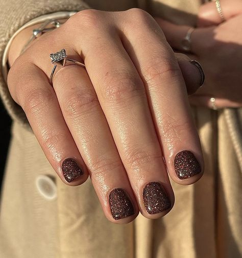 // s p a r k l e s Nail Ideas Acrylic Brown, Easy Brown Nails, Brown Nails Ideas Short, Brown Nail Inspo Acrylic, Acrylic Brown Nails, Nails Acrylic Brown, Brown Nails Aesthetic, Trendy Brown Nails, Glitter Dip Nails