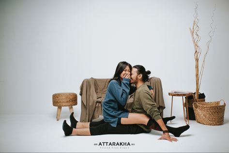 Prewedding Ideas Sofa, Prenup Photoshoot Ideas, Indoor Prewedding, Prewed Studio, Prewedding Studio, Pose Prewedding, Pose Couple, Prewedding Ideas, Pre Wedding Photoshoot Props