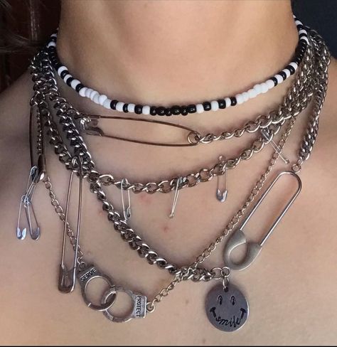 Grunge Necklaces, Styl Grunge, Grunge Necklace, Grunge Fits, 90s Jewelry, Grunge Accessories, Grunge Jewelry, Edgy Jewelry, Estilo Grunge