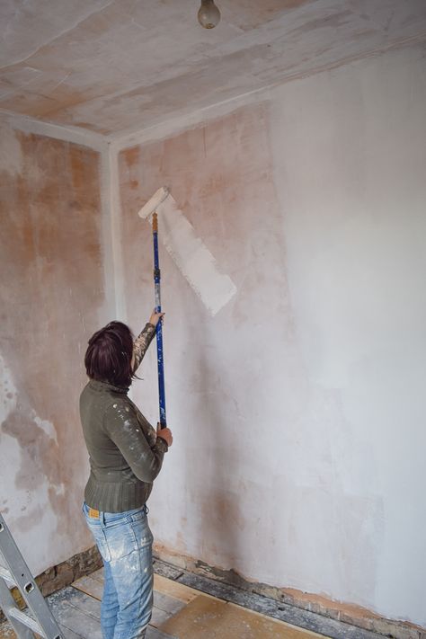 Painting Plaster Walls, Plaster Walls Diy, Plaster Bathroom, Plasterboard Wall, Plaster Paint, Accent Wall Designs, Plywood Walls, Airbnb Design, Bathroom Ceiling