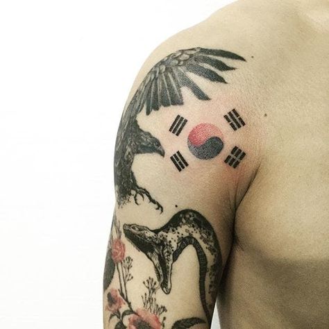 Tattoos Korean Style, Korean Tattoos Men, Korean Flag Tattoo, Korean Tattoo Ideas, Tattoo Korean, Korea Tattoo, Korean Tattoo, Korean Tattoo Artist, Korean Tattoos