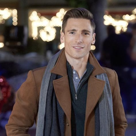 Andrew Walker as Nate on Christmas Tree Lane Cassandra Troy, Hallmark Actors, Andrew Walker, Shirtless Actors, Alicia Witt, Hallmark Mysteries, Hallmark Movie, Lifetime Movies, Happy Faces