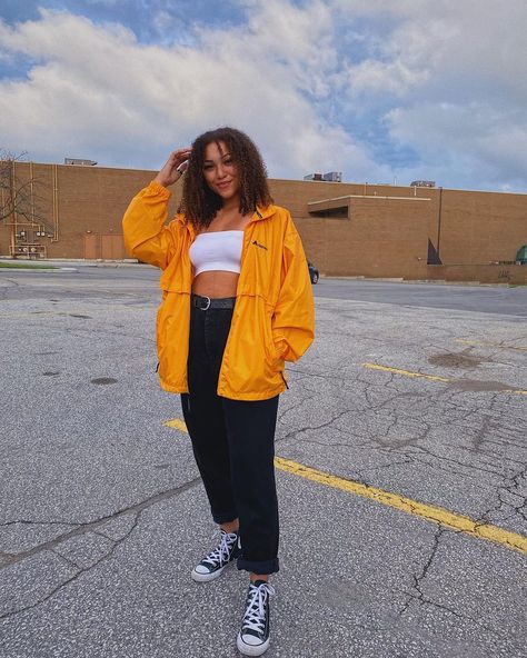 Yellow Windbreaker Outfit, Windbreaker Outfit, Yellow Windbreaker, Streetwear Girl, Neon Outfits, Streetwear Aesthetic, Thrift Fashion, Streetwear Fashion Women, Street Outfit