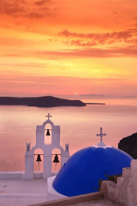 Best Photo Spots In Santorini That We Reccommend Santorini Tattoo, Santorini Greece Sunset, Greek Sunset, Santorini Sunset, Byzantine Architecture, Mykonos Hotels, Watch The Sunset, Santorini Island, Plitvice Lakes