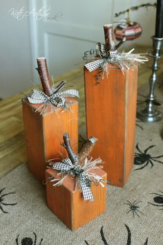 Block Pumpkins - Halloween decorations made from pallet wood. Wooden Fall Decorations Diy, Halloween Pallet Projects, Halloween Palette, Pallet Halloween, Rustic Landscaping, Fall Wood Crafts, Halloween Decor Diy, Halloween Wood Crafts, Adornos Halloween