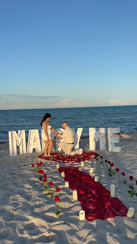 Beach Marriage Proposal Ideas, Wedding Proposal Ideas Beach, Marry Me Ideas Proposals, Proposal Props, Proposal Set Up Ideas Outside, Beach Proposal Setup, Proposal Set Up Ideas, Beach Proposal Ideas, Proposal Ideas Beach