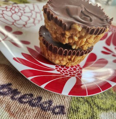 Peanut Butter Honey Rice Krispy Cups | The Better Baker | Bloglovin’ Honey Rice, Do Nothing Cake, Cooking Easy Recipes, Rhubarb Coffee Cakes, Peanut Butter Rice Krispies, Chocolate Line, Eclair Cake, Butter Honey, Recipes Family