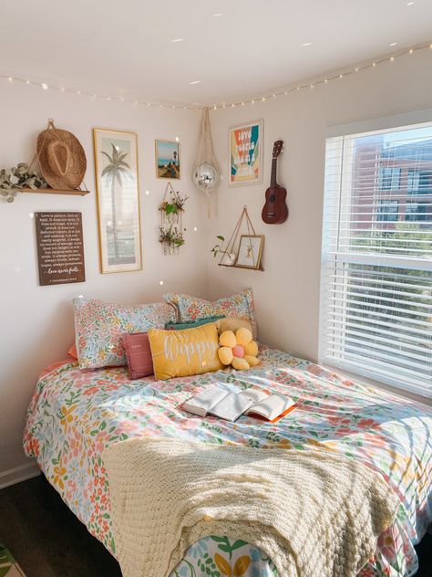 Room Ideas Aesthetic Bright, Lexi Hidalgo Room Aesthetic, Room Summer Aesthetic, Small Beach Room Ideas, Preppy Aesthetic Room Summer, Room Ideas Hawaii, Summer Bedroom Makeover, Beach Aesthetic Home Decor, Bohemian Beach Bedroom Ideas