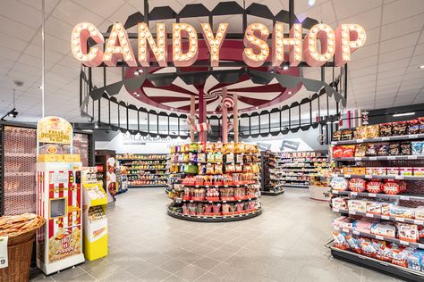 Candy Store Design Interior, Candy Store Ideas, Fridge Goals, Candy Store Design, Candy Shops, Chocolate Stores, Retail Store Interior Design, Candy Club, Coffee Shop Interior Design