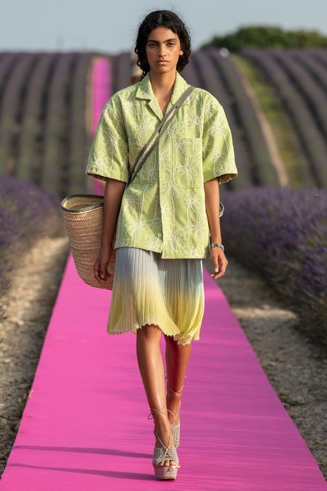 Jacquemus Spring 2020 Ready-to-Wear collection 데이비드 호크니, Designer Outfit, Resort 2020, Barbie Fashionista, Looks Street Style, Menswear Collection, Fashion Seasons, Fashion Show Collection, Fashion 2020