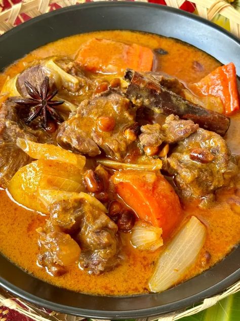 Gaeng Massaman Neua (Thai Massaman Beef Curry Recipe) Gaeng Massaman, Massaman Curry Recipe, Coconut Milk Sauce, Beef Massaman, Beef Massaman Curry, Massaman Curry Paste, Thai Curry Recipes, Beef Curry Recipe, Thai Beef