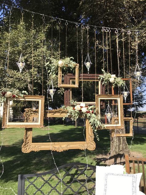 Picture Frame Backdrop Wedding, Garden Wedding Photo Booth, Outdoor Wedding Photobooth, Wedding Photography Booth, Cottage Core Backdrop, Vintage Photo Booth Ideas, Photo Op Ideas Events, Photobooth Ideas Events, Polaroid Backdrop