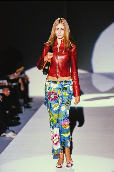 Tom Ford Gucci, Gucci Runway, 90s Y2k Fashion, Gucci Spring, Runway Fashion Couture, Happy Clothes, Luxury Rooms, Embellished Jeans, Carrie Bradshaw