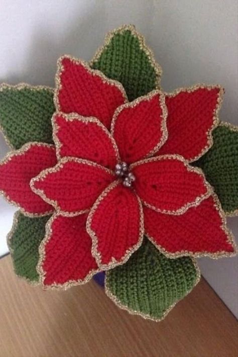 Crochet Christmas Flowers Tutorial. #crochet #crochetideas #tutocrochet #christmascrochet #crochetchristmasflowerstutorial Flor Crochet, Projek Menjahit, Crochet Wreath, Crochet Flowers Easy, Crochet Flowers Free Pattern, Flowers Crochet, Crochet Xmas, Crochet Bouquet, Pola Amigurumi