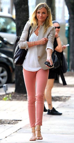 coral skinnies+ white tee+ taupe blazer = summer cool! @Caitlin Burton Burton Burton Burton Davis find me these pants! Casual Chique Stijl, Play Clothes, Cameron Diaz, Pink Pants, Home Fashion, Mode Inspiration, Primavera Estate, Look Fashion, Passion For Fashion