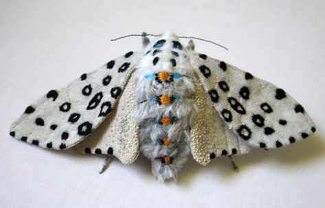 Iro's fiber art #moth White Ermine, Embroidered Moth, Art Fibres Textiles, Moth Embroidery, Moth Brooch, Sculpture Textile, Textile Sculpture, Textile Fiber Art, Fibres Textiles