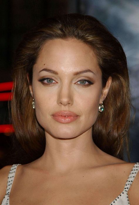 omg Angelina Jolie Eyes, John Voight, Angelina Jolie Makeup, Angelina Jolie Style, Essence Makeup, Jolie Pitt, Dramatic Makeup, Maquillaje Natural, Glam Makeup