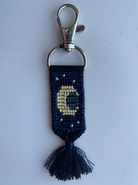 Alpha Keychains, Friendship Bracelet Keychain, Alpha Keychain, Diamond Friendship Bracelet, Moon Of My Life, Keychain Patterns, Diy Bracelets With String, String Bracelet Patterns, Embroidery Stitches Beginner