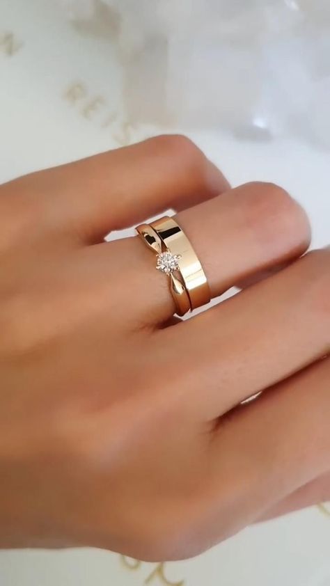 Aesthetic Engagement Ring, Engagement Ring Non Traditional, Wedding Rings Couple, Necklace Women Gold, Women Gold Chain, Aesthetic Engagement, Wedding Rings Sets His And Hers, خواتم خطوبة, Couple Ring Design