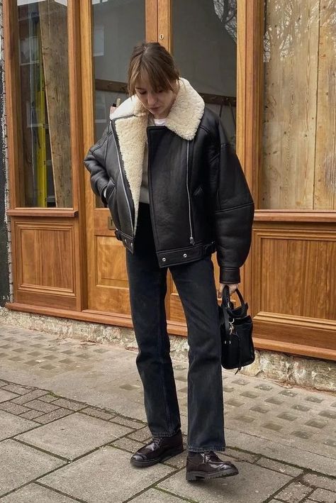 Old Money Aesthetic Fall, Quilted Jacket Street Style, Outfit Capsule Wardrobe, Winter Outfits Fashion, Biker Jacket Outfit, Outfit Capsule, Fall 2023 Fashion Trends, Winter Outfits Street Style, Black Shearling Jacket