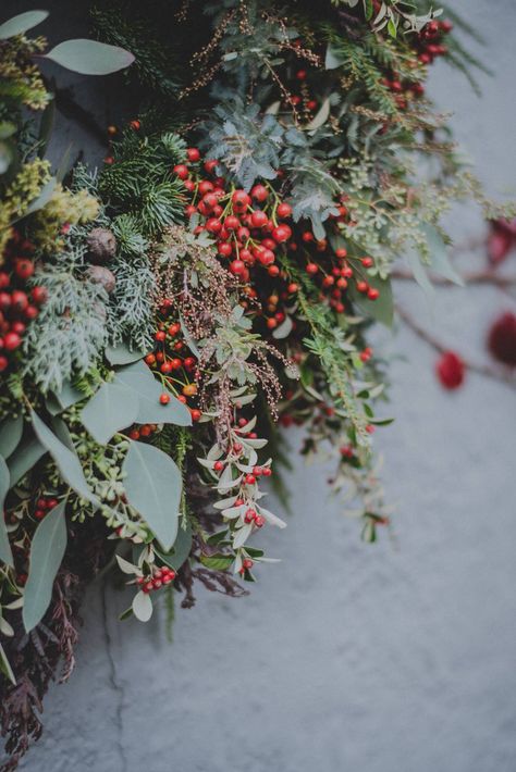 Dried Christmas Flowers, Christmas Dried Flower Arrangements, Xmas Flower Arrangements, Christmas Flowers Arrangements, Wallpaper Plants Aesthetic, Aesthetic Plant Wallpaper, Nature Forms, Winter Flower Arrangements, Interior Portfolio