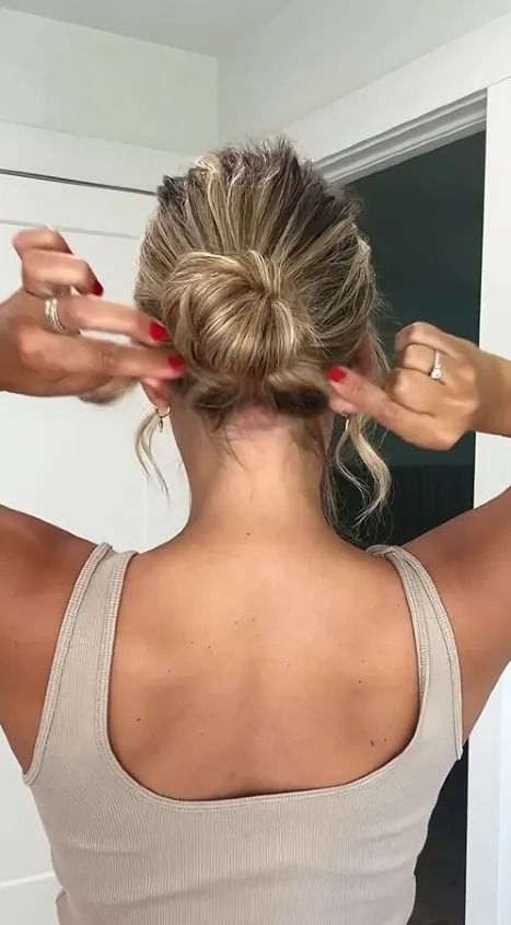 If you’re stuck in a hairstyling rut, try out this new bun idea! I think you’re going to love this 60 second hairstyle! Easy Low Messy Bun, Low Messy Bun, Two Buns Hairstyle, Clear Hair, Dress Alterations, Low Ponytail, Shirt Dress Casual, Hair Elastics, Tee Outfit