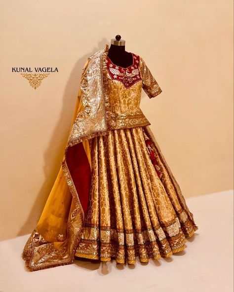 Banarasi Rajputi Poshak, Rajputani Dress, Benarasi Lehengas, Rajputani Poshak, Beautiful Lengha, Poshak Rajputi, Gorgeous Lehenga, Ocassion Dress, Girls Lehenga