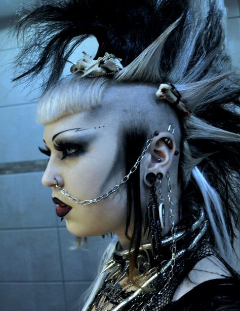 Here is your scary goth however this is known as cyber goth (there are several types) and cyber goth scares but that's my fair opinion (: Chicas Punk Rock, Post Apocalyptic Fashion, Goth Subculture, Arte Punk, Apocalyptic Fashion, Rock Chick, Punk Hair, Goth Beauty